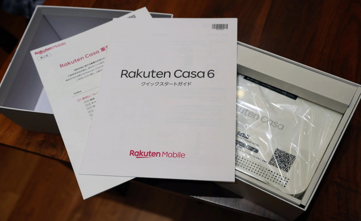 楽天モバイルのRakuten Casa 6を開封した様子。セットアップガイドや本体が箱に収められている。