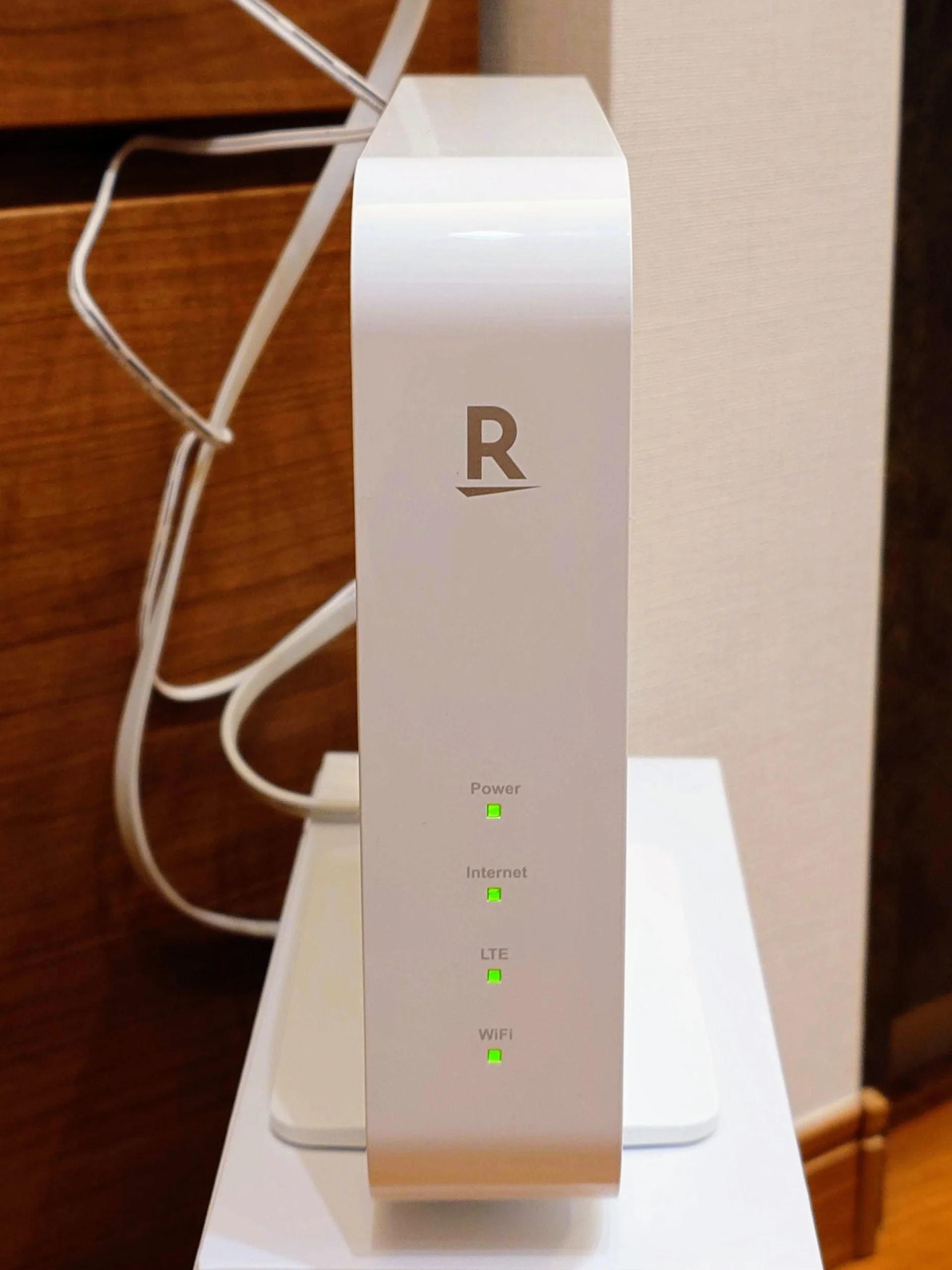 Rakuten Casa 6の電源が入った状態。前面のLEDインジケーターが緑色に点灯し、動作中であることが確認できる。