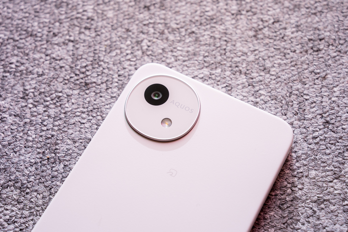 AQUOS wish5の背面円形カメラモジュールを拡大。50MP単眼レンズとLEDフラッシュ