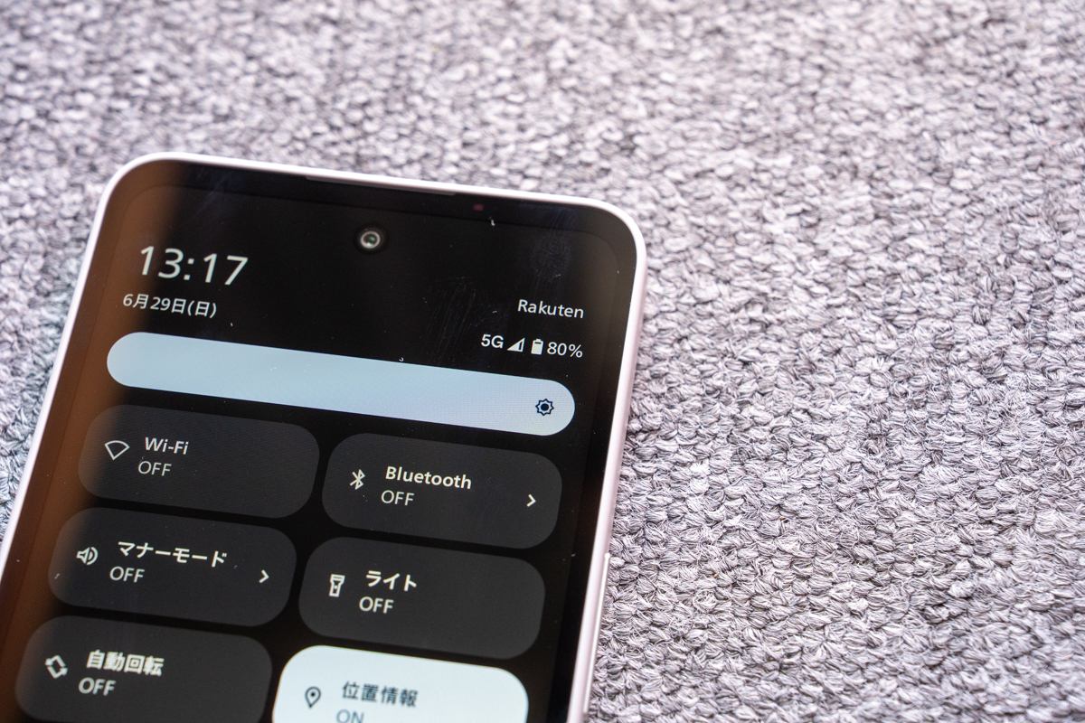 AQUOS wish5のクイック設定パネル。Rakuten 5G接続中を示すステータスとパンチホール