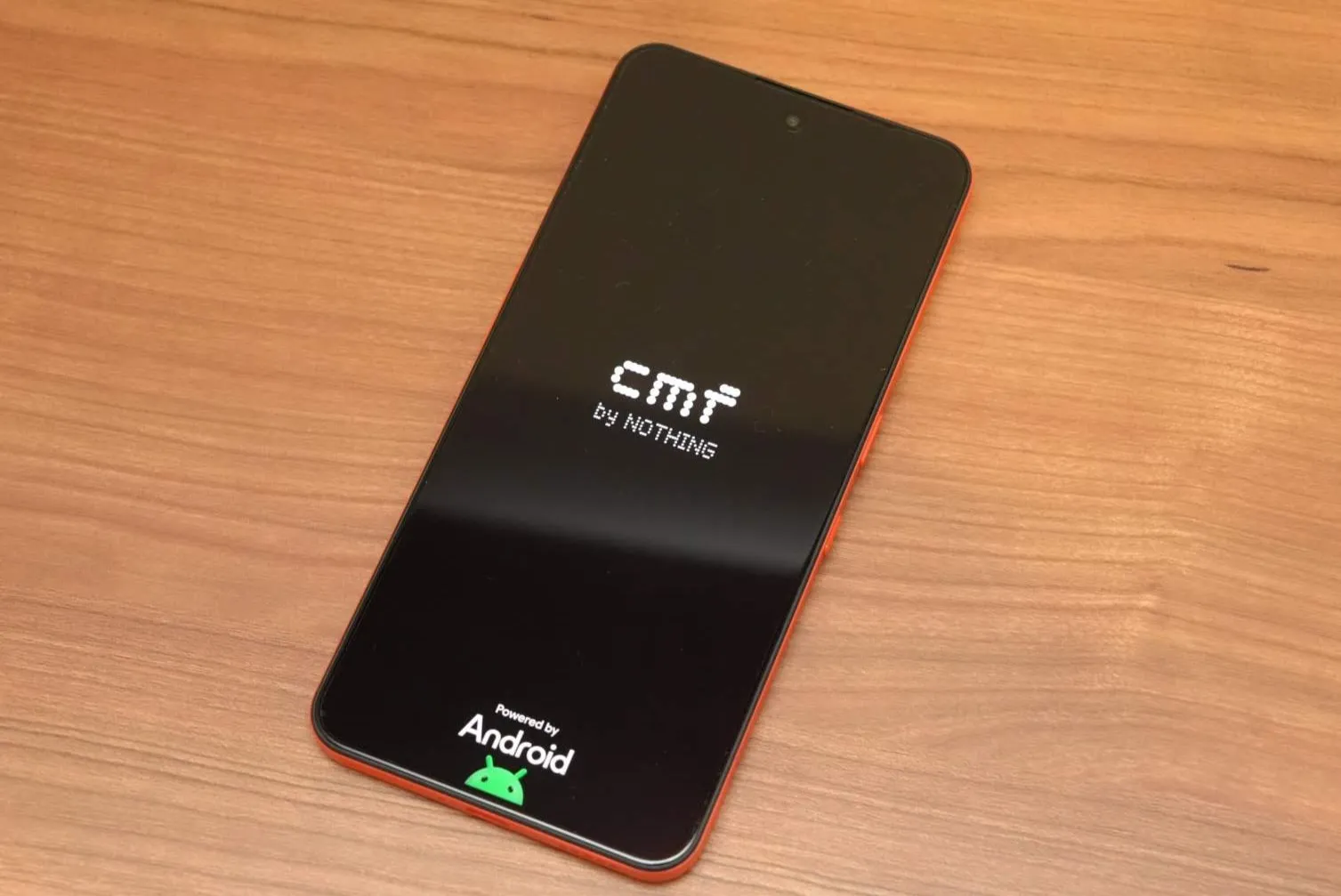 CMF Phone 2 Proの起動画面。ドット文字のCMFロゴとPowered by Androidロゴを同時に映した様子