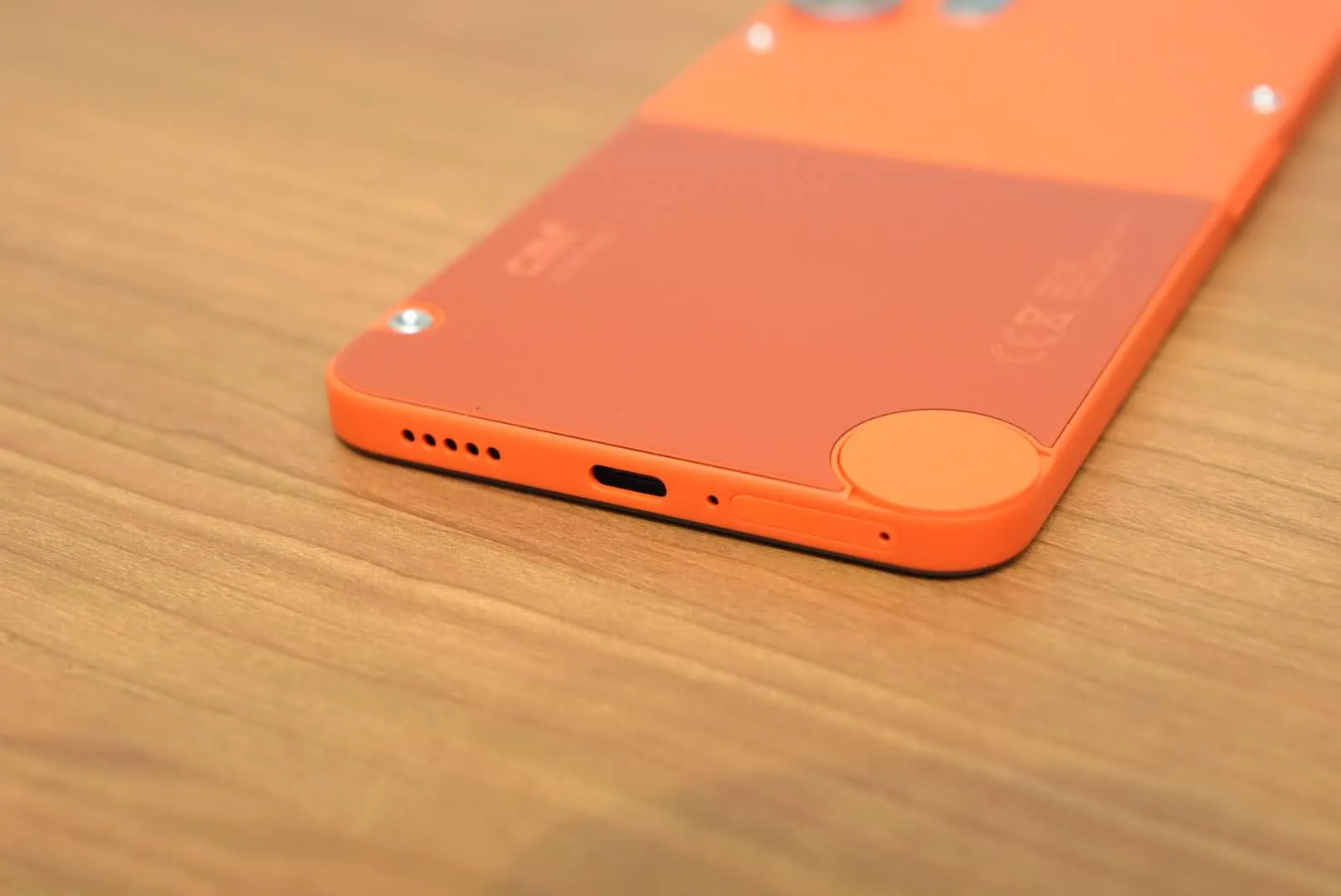 CMF Phone 2 Pro底面のUSB-Cポートとモノラルスピーカー開口部、ネジ構造を詳しく示したディテール写真