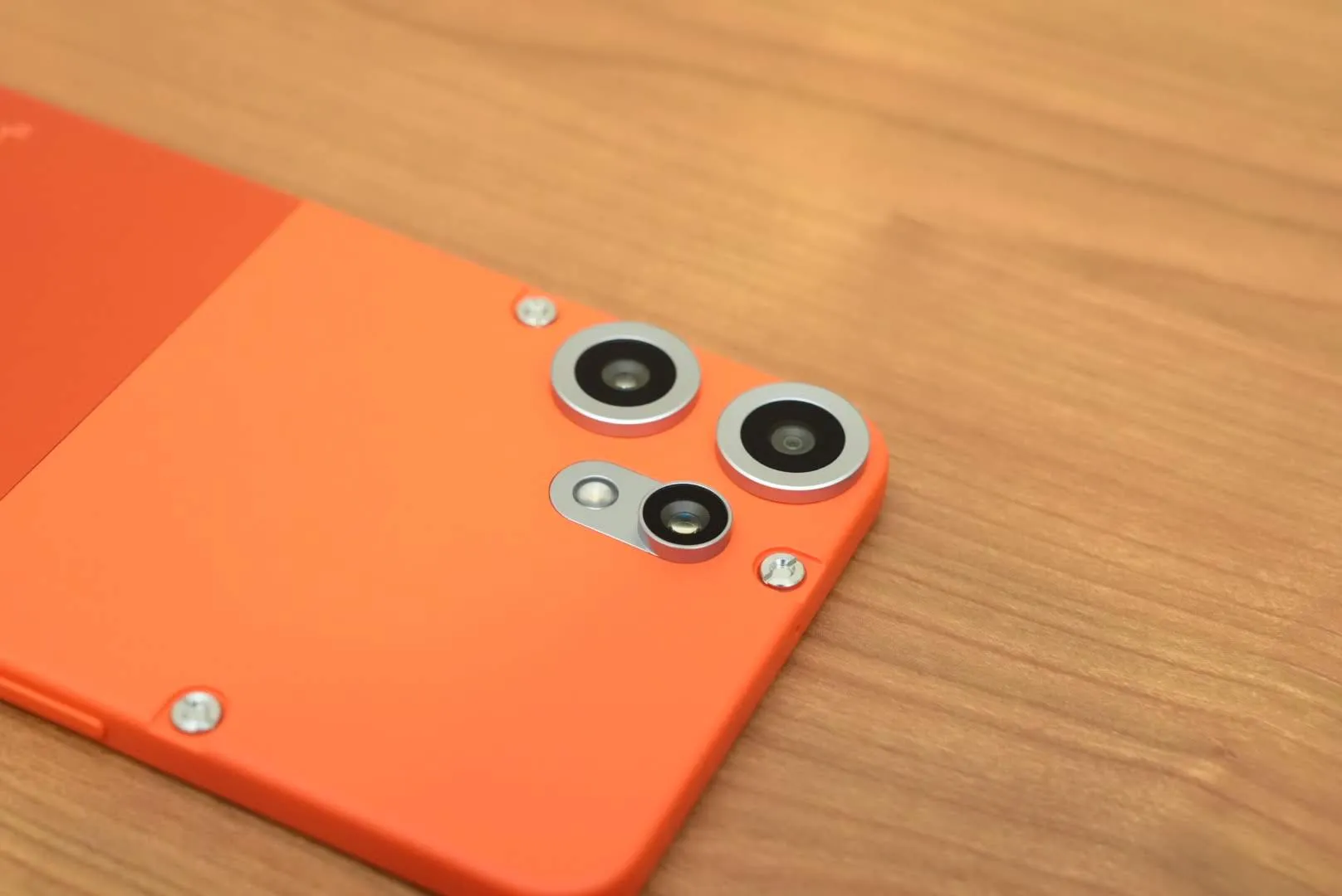 CMF Phone 2 Proの5000万画素トリプルカメラ部を接写。アルミリングと固定ネジが際立つ背面上部の造形美
