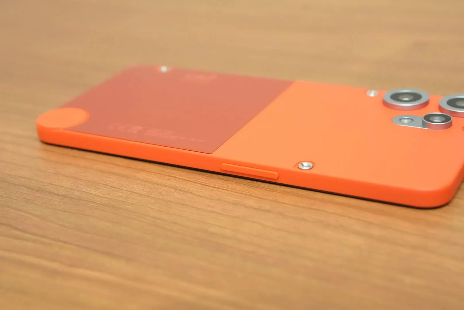 CMF Phone 2 Pro右側面にあるEssential Keyの接写。フラットフレームと背面ツートーンの境目デザインを捉える