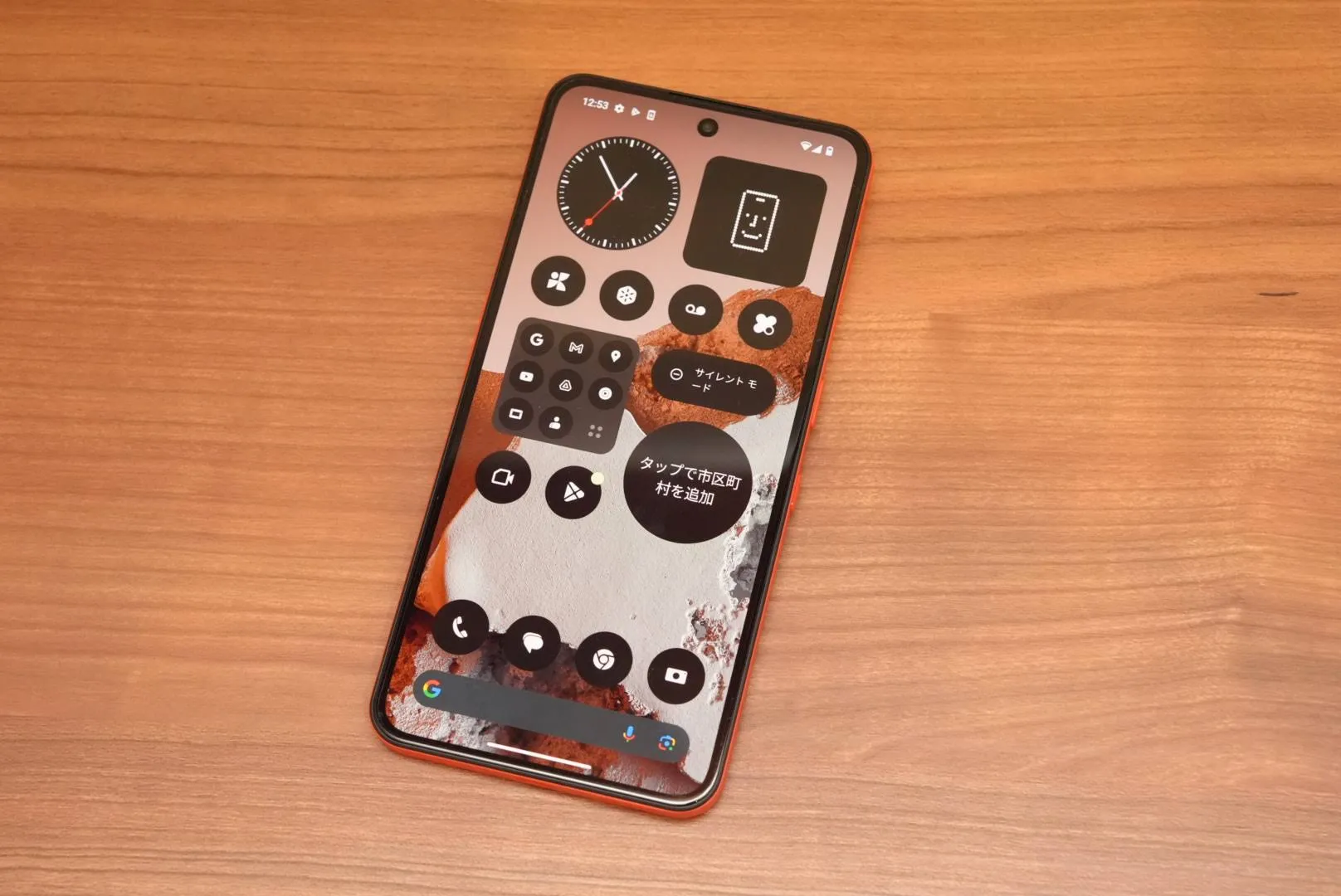 CMF Phone 2 Proのホーム画面をNothing OSウィジェットで円形配置し、時計やアプリアイコンをカスタマイズした使用例