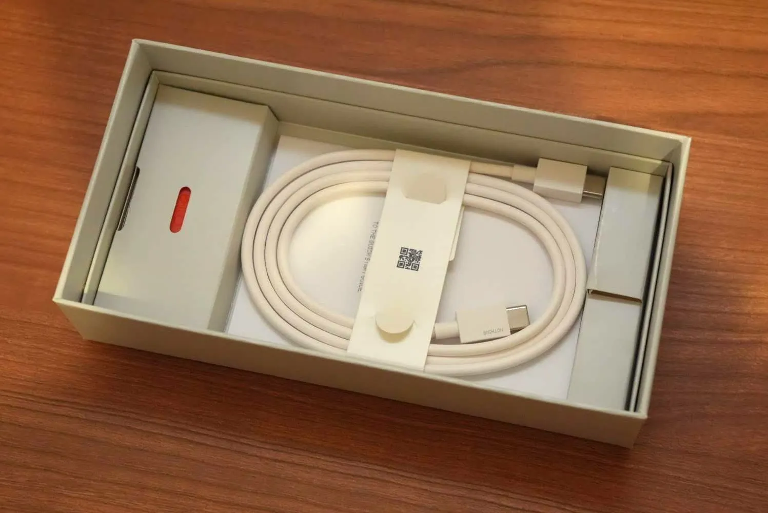 CMF Phone 2 Proのパッケージ内容。USB-CケーブルとSIMピンなど付属品一式が箱内部トレイに整然と収まる様子