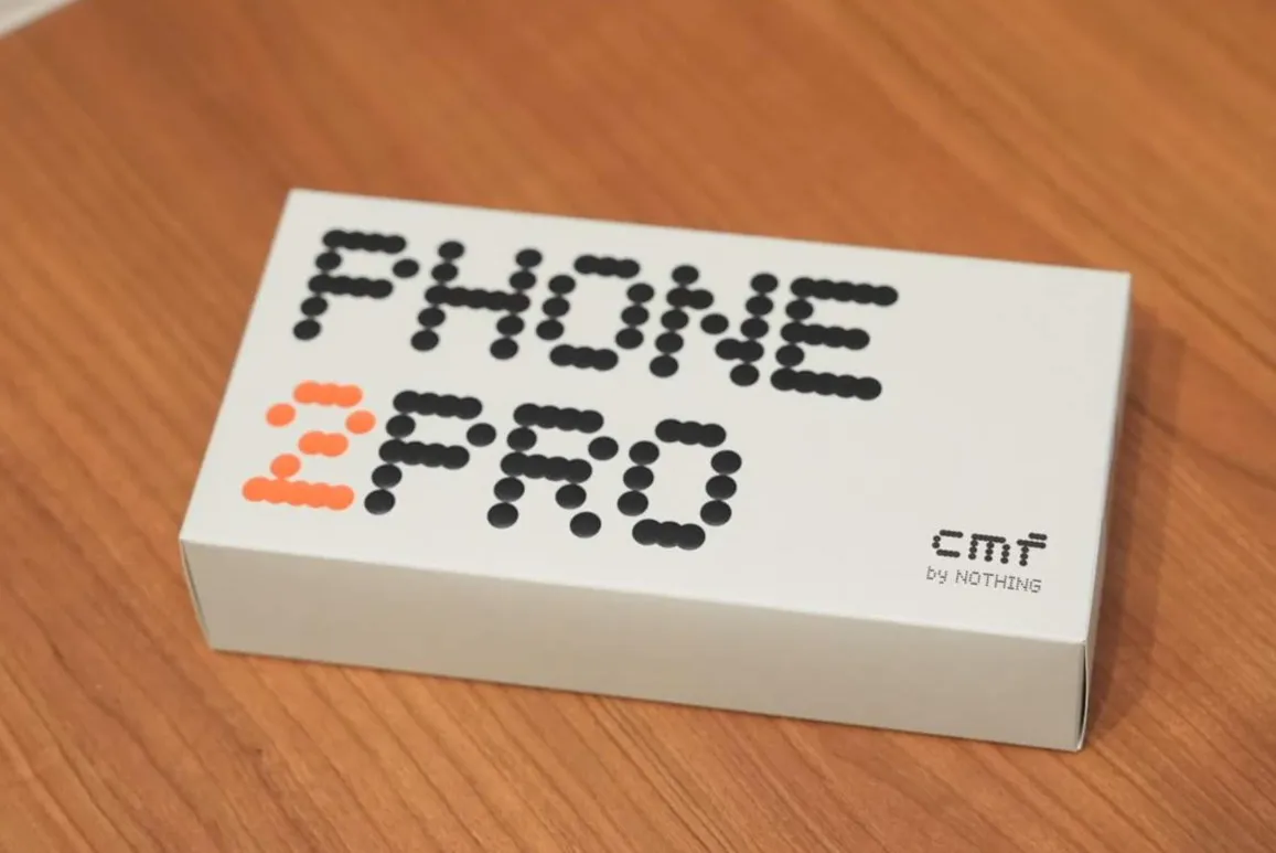 CMF Phone 2 Proの外箱。ドットフォントで「PHONE 2 PRO」と描かれた白パッケージをテーブル上に配置した状態