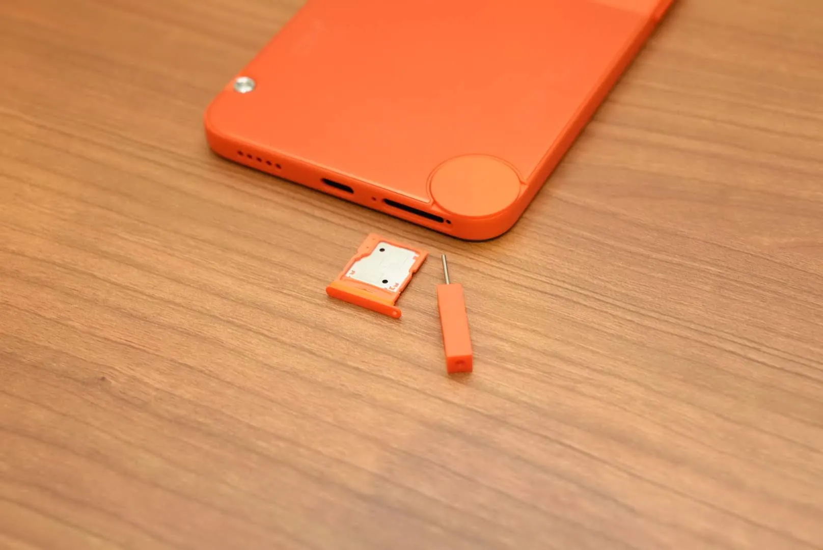 CMF Phone 2 ProのSIMトレイとピンツールを並べて撮影。nanoSIMとmicroSD共用構造を確認できるクローズアップ