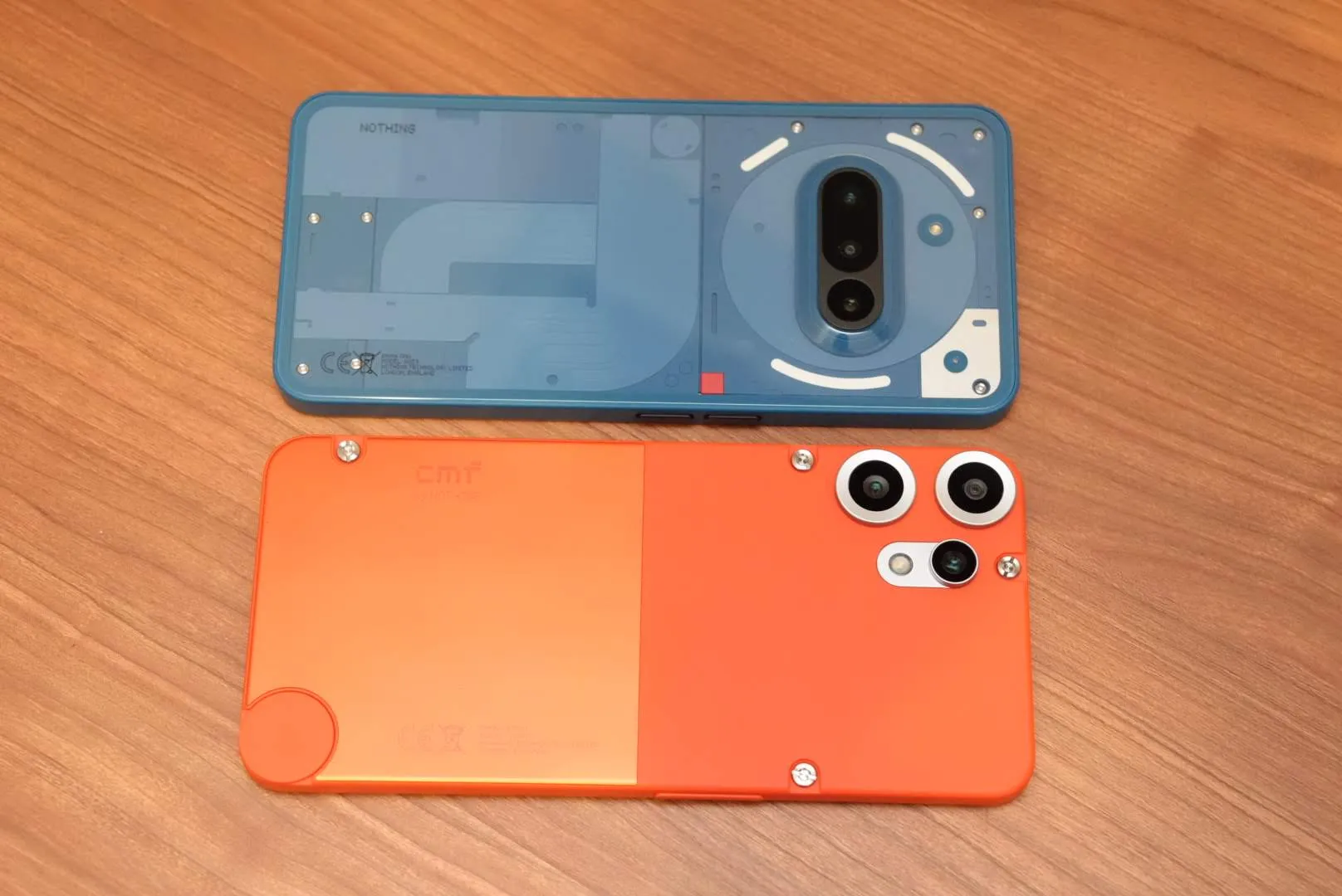 CMF Phone 2 ProとNothing Phone 3を並べた背面比較。サイズ感とデザインコンセプトの違いを一望できる