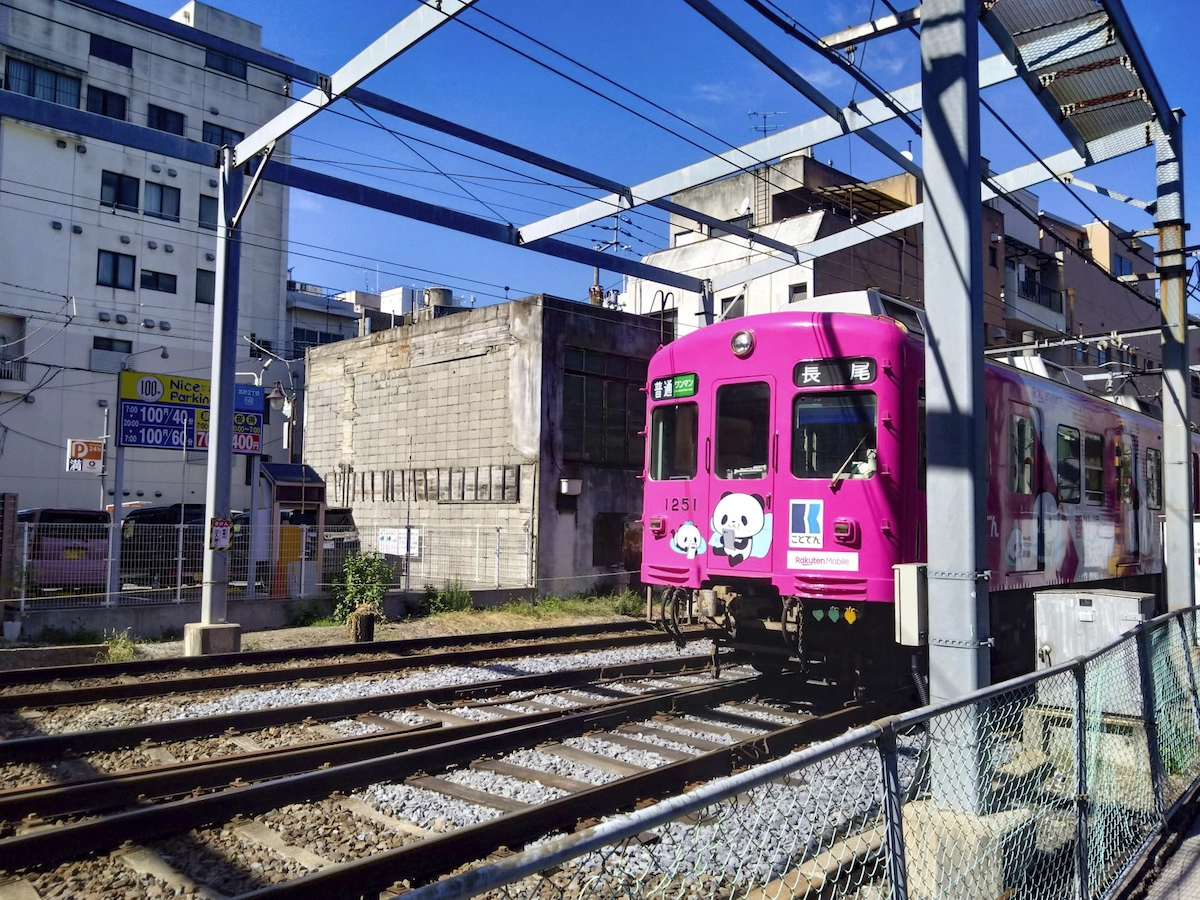 香川・ことでん長尾線を走る楽天モバイル車両。市街地で前方側面を捉えた走行シーン
