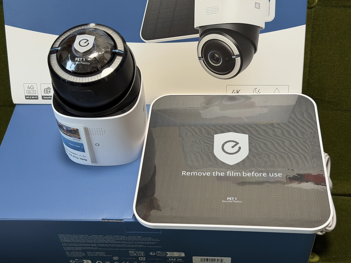 eufy 4G LTE Cam S330本体とソーラーパネルを箱から出した開封直後の様子