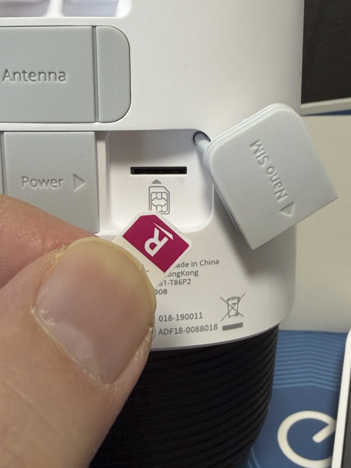 eufy 4G LTE Cam S330に楽天モバイルの物理SIMカードを挿入しているところ