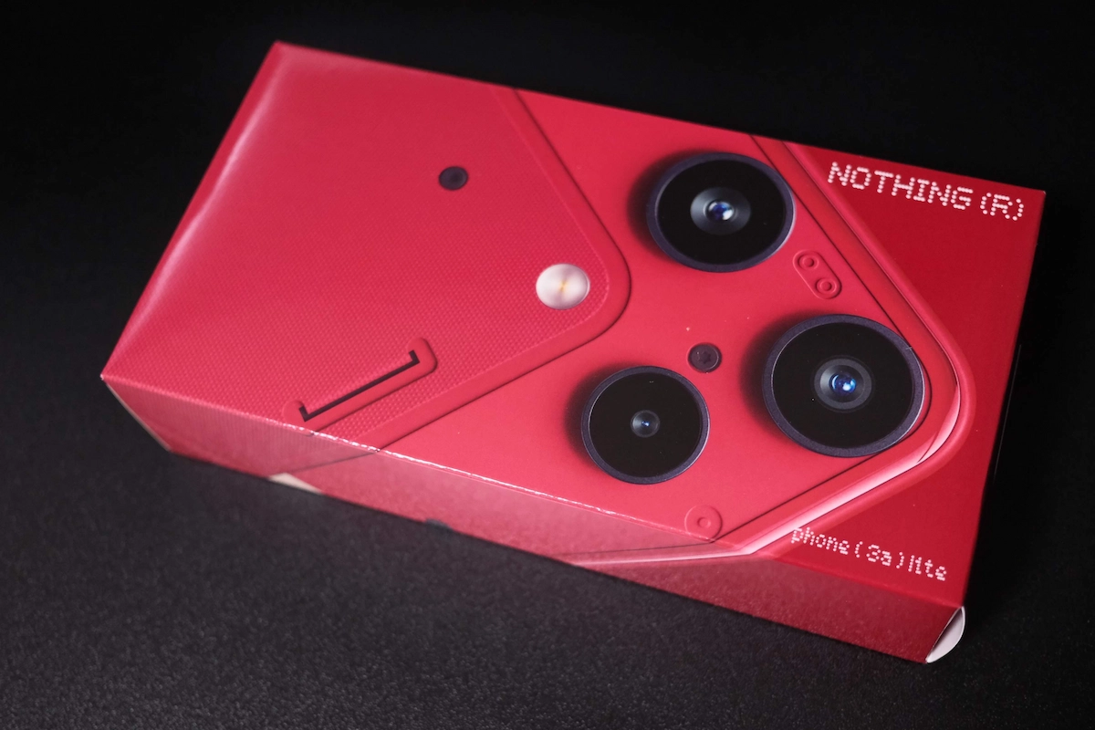 Nothing Phoneレッドモデルの外箱デザイン。背面カメラ配置を強調した純正パッケージ