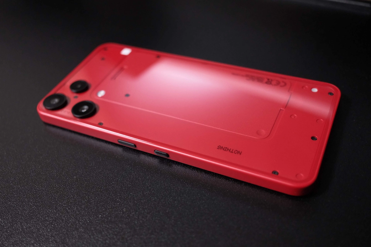 Nothing Phoneレッドの側面デザイン。電源ボタンと音量キーの配置を確認