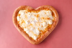 たっぷりのチーズがとろけるピザーラのハートピザ。バレンタインや記念日にぴったりのハート型ピザ。